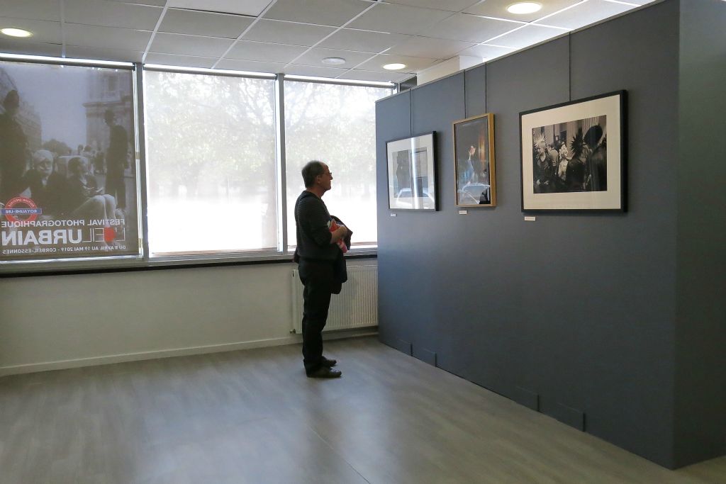 A la Galerie d'Art , exposition des photos de Yves Morvan